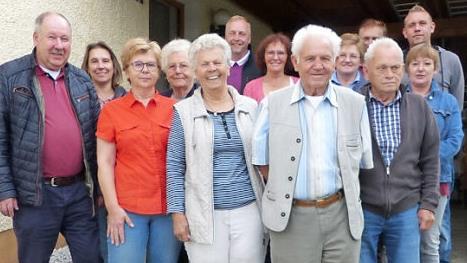 Unser Bild zeigt Elisabeth und Kurt Ströhlein (vorne, Bildmitte) im Kreise ihrer Gäste. Foto: Klaus-Peter Wulf