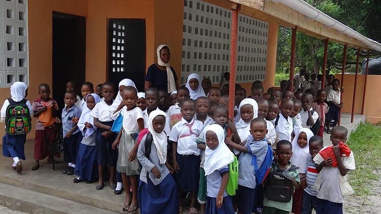Die Schule in Kise hat ein weiteres Klassenzimmer und Toiletten bekommen.  Fotos: Uwe Tobaben