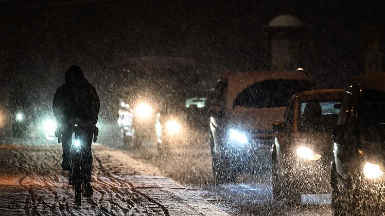 Landkreis Coburg: Feuerwehren wegen Schnee-Unf&auml;llen massiv gefordert - Autofahrer bilden keine Rettungsgasse