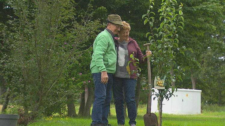 Walter &uuml;berrascht Katharina mit einer Baumpflanzung.