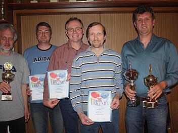 Klaus Schwarz, Jürgen Hornischer, Günter Dienstbier, Manfred Dittl und Wilfried Gräbner (v. l.) wurden für etliche Einsätze für den TTC und für ihre Erfolge bei der Vereinsmeisterschaft geehrt. Fotos: Sonja Werner