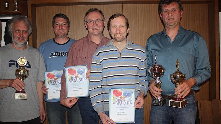 Klaus Schwarz, Jürgen Hornischer, Günter Dienstbier, Manfred Dittl und Wilfried Gräbner (v. l.) wurden für etliche Einsätze für den TTC und für ihre Erfolge bei der Vereinsmeisterschaft geehrt. Fotos: Sonja Werner
