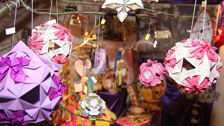 Papierbälle als Christbaumdekoration. Foto: Sonja Adam