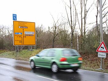 Mit Schildern wurden die Autofahrer in Münnerstadt vor einer möglichen Rutschgefahr durch die Ölspur gewarnt. Foto: Heike Beudert