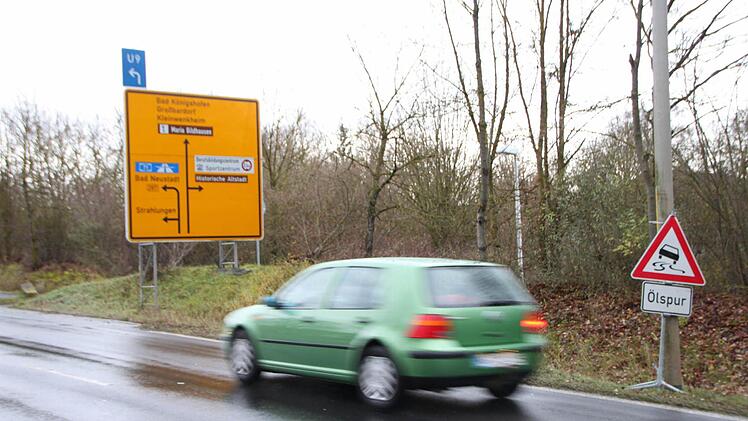 Mit Schildern wurden die Autofahrer in Münnerstadt vor einer möglichen Rutschgefahr durch die Ölspur gewarnt. Foto: Heike Beudert