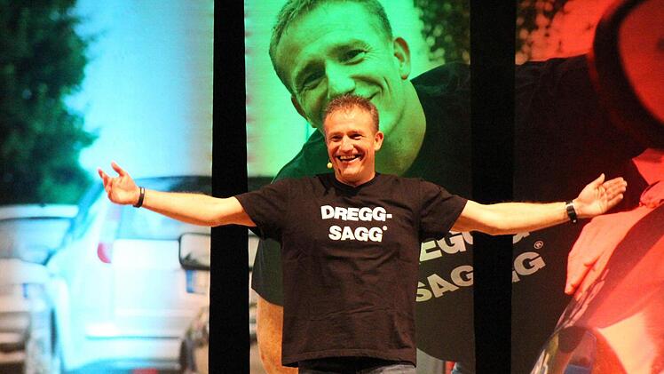 Der selbsternannte "Dreggsagg" Michl Müller "haute" zur Freude seines Publikums in der Aischtalhalle drei Stunden lang so richtig "nei". Foto: Andreas Dorsch