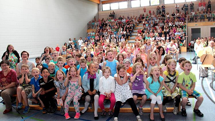 Freude bei den Kindern über die Spielekisten