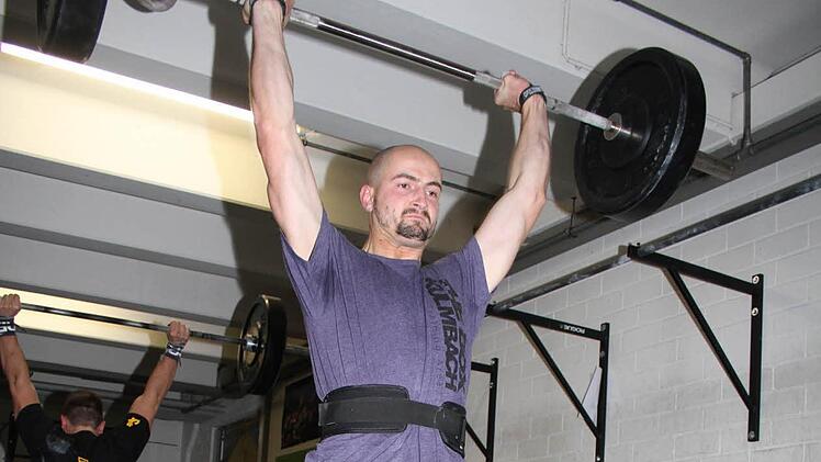 Im normalen Leben ist Benedikt Weber (38) bei der Bereitschaftspolizei. Seit eineinhalb Jahren trainiert er in der Cross-Fit-Box in Kulmbach, vorher in Nürnberg. Foto: Sonja Adam