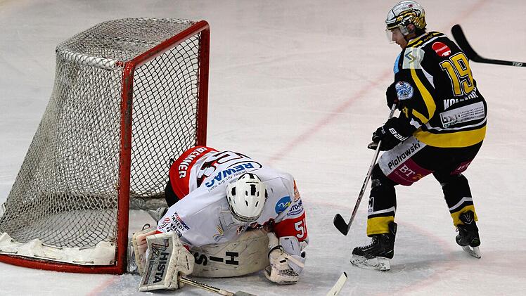 Ivan Kolozvary scheitert am Regensburger Torhüter Cody Brenner. Foto: Peter Mularczyk
