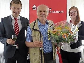 Vermögensberater Fabian Bauerschmidt (links) beglückwünscht Ludwig Zach zum Gewinn. Mit im Bild Bereichsdirektorin Kerstin Bittermann  Foto: Klaus-Peter Wulf