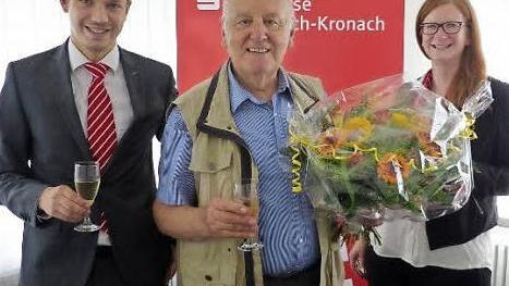 Vermögensberater Fabian Bauerschmidt (links) beglückwünscht Ludwig Zach zum Gewinn. Mit im Bild Bereichsdirektorin Kerstin Bittermann  Foto: Klaus-Peter Wulf