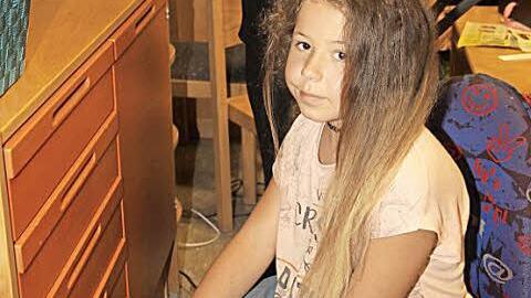 Lockenfrisuren und Zöpfe standen hoch in der Gunst der Mädchen.