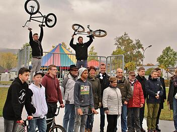 Gruppenbild mit BMX Rädern: Die neue Quarterpipe hat die sportliche Attraktivität der Skateranlage deutlich erhöht. Foto: Werner Vogel
