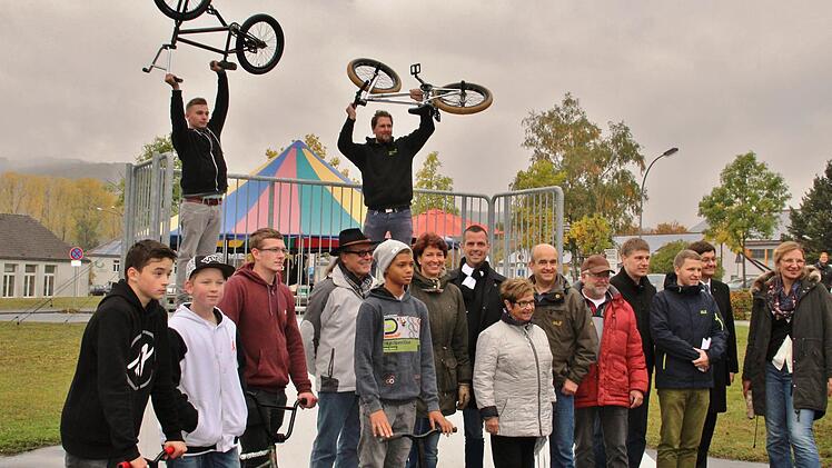 Gruppenbild mit BMX Rädern: Die neue Quarterpipe hat die sportliche Attraktivität der Skateranlage deutlich erhöht. Foto: Werner Vogel