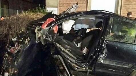 In der Nacht zum Dienstag musste die Feuerwehr am ehemaligen Schlachthof eine Person aus dem vollkommen demolierten Auto bergen. Die Ermittlungen zu dem Unfall laufen laut Polizei noch. Foto: FFW Coburg
