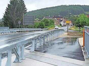 Freie Fahrt über die Eisenbahnstrecke bei Unteroberndorf Foto: Johannes Michel
