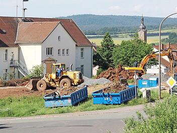 Am Tag nach dem offiziellen Auftakt mit Handspaten übernahmen die Bagger die Erdarbeiten für den Kindergartenbau. Das helle Gebäude links ist die Berufsschule, die demnächst abgerissen werden soll. Fotos: Eckehard Kiesewetter