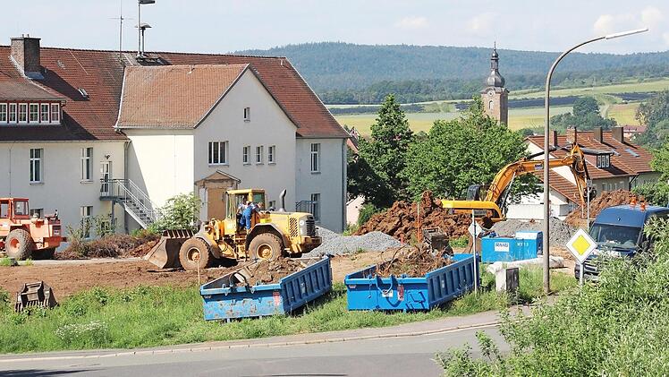 Am Tag nach dem offiziellen Auftakt mit Handspaten übernahmen die Bagger die Erdarbeiten für den Kindergartenbau. Das helle Gebäude links ist die Berufsschule, die demnächst abgerissen werden soll. Fotos: Eckehard Kiesewetter