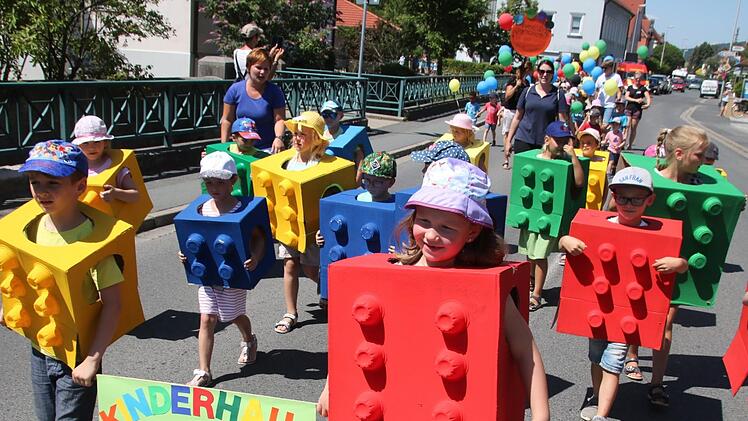 Als Legosteine liefen die Kinder aus Uetzing im Zug mit. Foto: Matthias Einwag