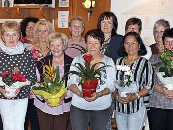 Der Gartenbauverein Nordhalben zeichnete in seiner Herbstversammlung die Gewinner des Blumenschmuckwettbewerbs mit Urkunden und Zimmerpflanzen aus. Mit im Bild die Vorsitzende Barbara Wachter (hinten Dritte von rechts) und ihre Stellvertreterin Marianne Köstner (hinten Fünfte von rechts). Ganz rechts Klaus Pötzinger, der Sieger der Gruppe 2. Foto: Michael Wunder