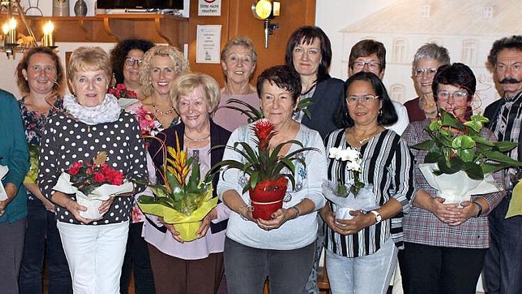 Der Gartenbauverein Nordhalben zeichnete in seiner Herbstversammlung die Gewinner des Blumenschmuckwettbewerbs mit Urkunden und Zimmerpflanzen aus. Mit im Bild die Vorsitzende Barbara Wachter (hinten Dritte von rechts) und ihre Stellvertreterin Marianne Köstner (hinten Fünfte von rechts). Ganz rechts Klaus Pötzinger, der Sieger der Gruppe 2. Foto: Michael Wunder