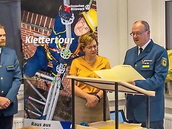 Ortsbeauftragter Thomas Albert (rechts) verliest das Dankesschreiben f&uuml;r die am Einsatz beteiligten Helfer des Schnee-Einsatzes in S&uuml;dbayern. Foto: THW Kirchehrenbach