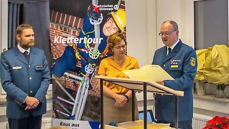 Ortsbeauftragter Thomas Albert (rechts) verliest das Dankesschreiben f&uuml;r die am Einsatz beteiligten Helfer des Schnee-Einsatzes in S&uuml;dbayern. Foto: THW Kirchehrenbach