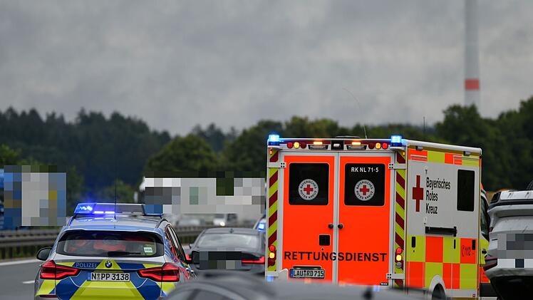 Drei Schwerverletzte bei Unfall mit Streifenwagen auf der A6
