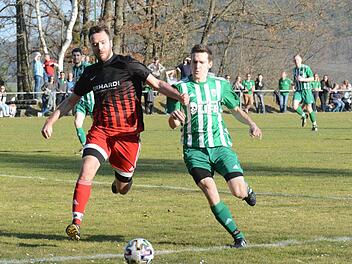 Die bessere Position im Kampf um den Ball hat sich Reichenbachs Dominik Seufert (links) erarbeitet. Das bessere Ende hatte allerdings Untererthals Mathias Tartler (rechts), der die Viktoria auch in Führung gebracht hatte. Foto: ssp