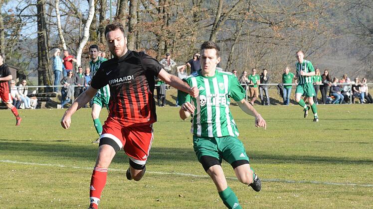 Die bessere Position im Kampf um den Ball hat sich Reichenbachs Dominik Seufert (links) erarbeitet. Das bessere Ende hatte allerdings Untererthals Mathias Tartler (rechts), der die Viktoria auch in Führung gebracht hatte. Foto: ssp