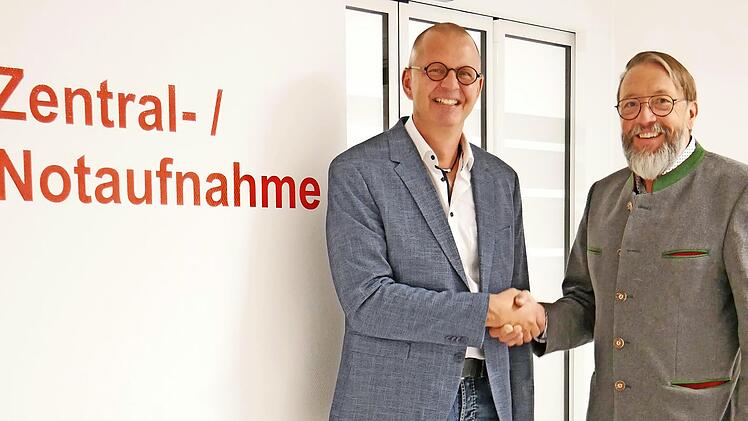 Gesch&auml;ftsf&uuml;hrer der GKG Udo Kunzmann (r.) begr&uuml;&szlig;t Dr. Michael Hille, den neuen Chefarzt der Zentral- und Notaufnahmen der Juraklinik Sche&szlig;litz und der Steigerwaldklinik Burgebrach