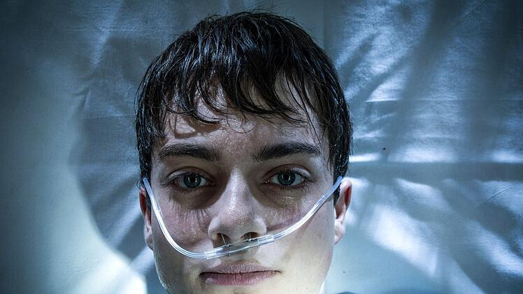 Arne (Max Hegewald) hatte einen Unfall - alle sind erleichtert, als er wieder zu sich kommt.