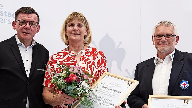 B&uuml;rgermeister Armin Warmuth (links) ehrt Vilma Bindrum und Peter G&ouml;&szlig;mann-Schmitt mit der Stadtplakette.