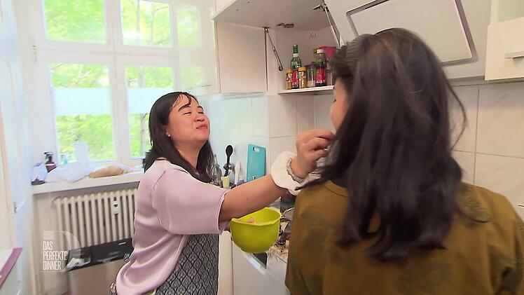 Thanh f&uuml;ttert ihre Schnippelhilfe: "In Vietnam ist Essen unsere Love Language."