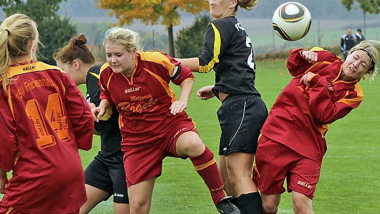 An Freund und Feind segelte der Flankenball vorbei durch den Strafraum des FC Thulba: (von links) Theresa Schmitt (Frickenhausen), Kathrin Uschold (Thulba), Andrea Hahn (Frickenhausen), Anna Heublein (Thulba) und Elena Mehling (Frickenhausen). Foto: Thomas