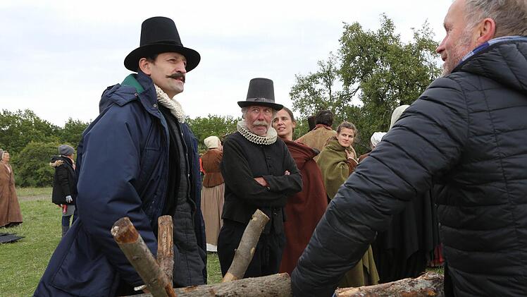 Die Darsteller plaudern in der Pause ...Foto: Barbara Herbst