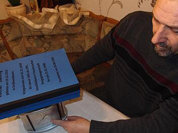 Stolze 2620 Gramm bringen die drei Bücher von Erich Fries auf die Waage. Foto: Anton Then