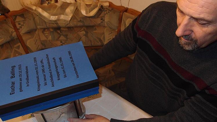 Stolze 2620 Gramm bringen die drei Bücher von Erich Fries auf die Waage. Foto: Anton Then