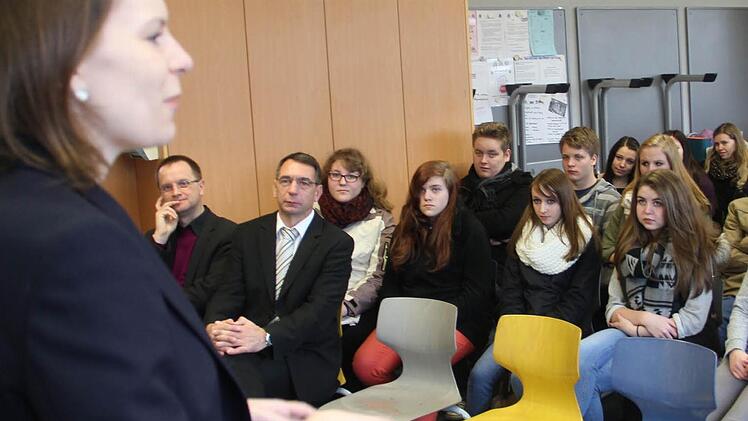 Emmi Zeulner diskutierte mit Kronacher Realschülern. Mit im Bild (vorne, von links): Thomas Hauptmann und Uwe Schönfeld. In die erste Reihe wollte sich übrigens kein Schüler setzen. Foto: Friedwald Schedel