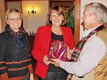 Die Schweinfurter Landtagsabgeordnete Kathi Petersen (Mitte) und die Bundestagsabgeordnete Sabine Dittmar (links) nahmen beim Fischessen des SPD-Ortsvereins Massbach zu aktuellen politischen Themen Stellung. Rechts der Ortsvereinsvorsitzende Manfred Hoffmann.  Foto: Dieter Britz