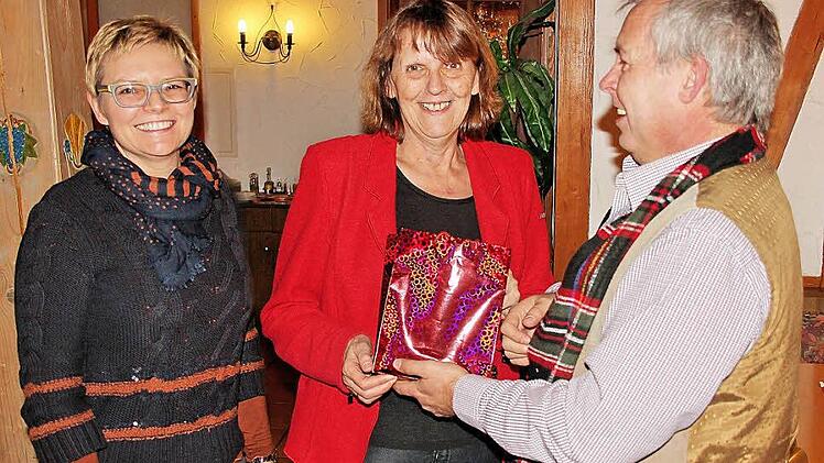 Die Schweinfurter Landtagsabgeordnete Kathi Petersen (Mitte) und die Bundestagsabgeordnete Sabine Dittmar (links) nahmen beim Fischessen des SPD-Ortsvereins Massbach zu aktuellen politischen Themen Stellung. Rechts der Ortsvereinsvorsitzende Manfred Hoffmann.  Foto: Dieter Britz