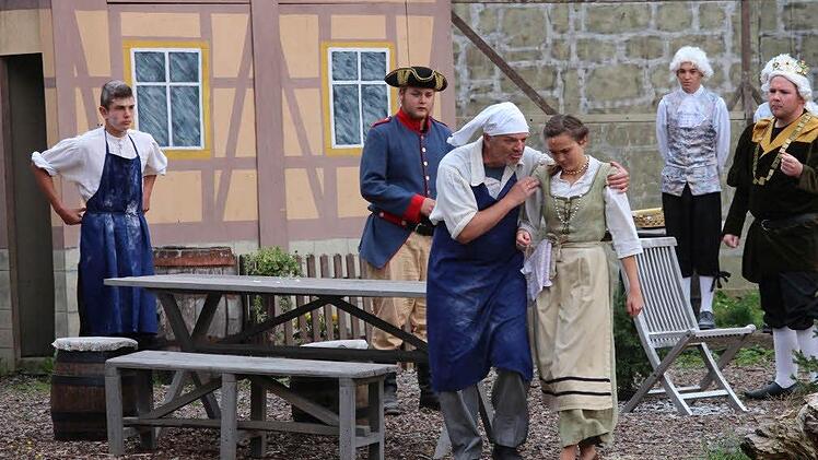 Aufführung des Märchens "Rumpelstilzchen" auf der Freilichtbühne im Schrimpf'schen Schloss  Foto: Dieter Britz