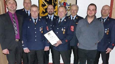 Für 25-jähirge Dienstzeit erhielt Matthias Taubert das Staatliche Ehrenzeichen in Silber. Unser Bild zeigt (von links) Dritten Bürgermeister Christian Ruppert, Kreisbrandrat Stefan Härtlein, Kommandanten Jürgen Müller, Kreisbrandmeister Alexander Reinsch, Matthias Taubert, Kreisbrandinspektor Horst Tempel, Atemschutzleiter Patrick Rehder und Vorsitzenden Holger Kolditz.  Foto: Klaus-Peter Wulf