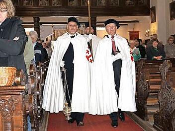 Festlicher Einzug der Ritter vom Heiligen Grab zu Jerusalem in die Klosterkirche am Kreuzberg, anlässlich des Festes Kreuzerhöhung. Einer von ihnen ist Landrat Thomas Habermann (rechts).  Foto: Marion Eckert