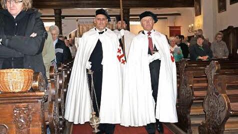 Festlicher Einzug der Ritter vom Heiligen Grab zu Jerusalem in die Klosterkirche am Kreuzberg, anlässlich des Festes Kreuzerhöhung. Einer von ihnen ist Landrat Thomas Habermann (rechts).  Foto: Marion Eckert