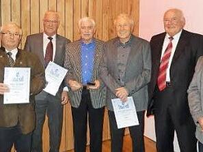 Seit 40 und 50 Jahren pfeifen sie Fußballspiele. Foto: Dietfried Fösel