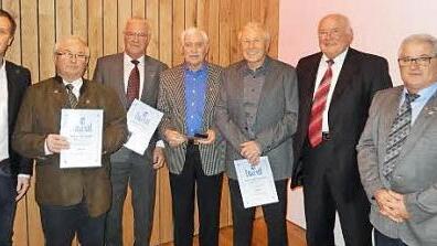 Seit 40 und 50 Jahren pfeifen sie Fußballspiele. Foto: Dietfried Fösel