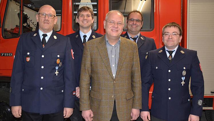 Geehrt wurden Dietmar Büttner (40 Jahre, von links), Norman Beyer (25 Jahre), Harald Kleinhenz (40 Jahre) und Mario Köth (25 Jahre). Rechts ist der neue Vorsitzende Torsten Ziegler abgebildet, der die Vereinsführung im Mai 2016 übernommen hat. Foto: Kathrin Kupka-Hahn
