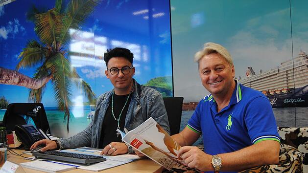 Matthias Mangiapane (links) und Hubert Fella sind mit ihrem Reiseb&uuml;ro und verst&auml;rkt mit Auftritten im Privatfernsehen besch&auml;ftigt.  Foto: Wolfgang D&uuml;nnebier