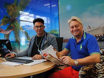 Matthias Mangiapane (links) und Hubert Fella sind mit ihrem Reisebüro und verstärkt mit Auftritten im Privatfernsehen beschäftigt.  Foto: Wolfgang Dünnebier